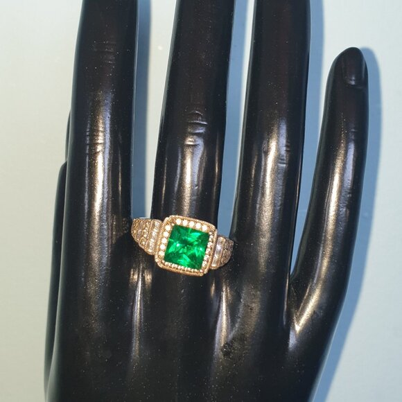 Emerald Green and Silver Women's Ring - Picture 3 of 11